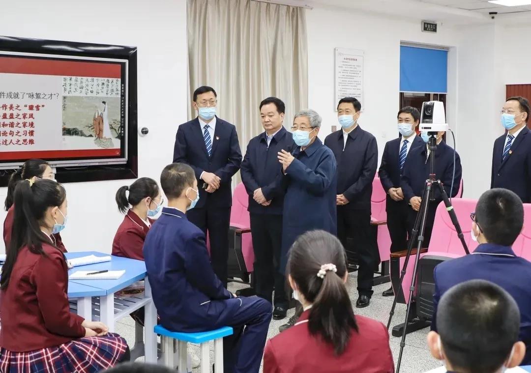 奧威亞在新疆丨兵團(tuán)一中這節(jié)遠(yuǎn)程互動(dòng)課，陳寶生部長高度贊譽(yù)